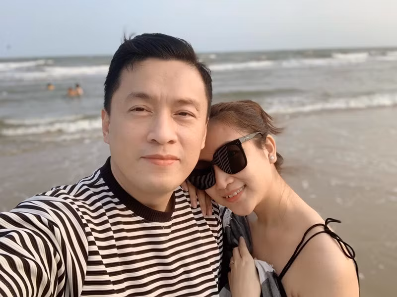 Khi rộ tin đồn thất thiệt, Lam Trường gọi điện cho bà xã để động viên và xin lỗi vợ vì hồn nhiên thể hiện tình cảm với fan để xảy ra hiểu lầm không đáng có. May mắn, bà xã của Lam Trường hiểu và cảm thông cho anh.