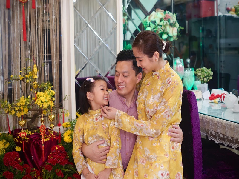 Bé Phoebe quấn quýt bố không rời.