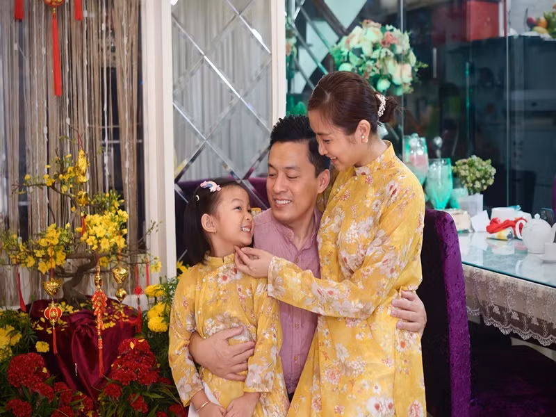 Bé Phoebe quấn quýt bố không rời.