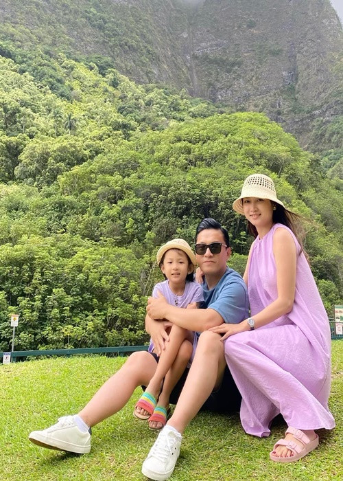 Trên trang cá nhân, vợ chồng Lam Trường đăng tải hình ảnh gia đình hạnh phúc trong chuyến nghỉ dưỡng.