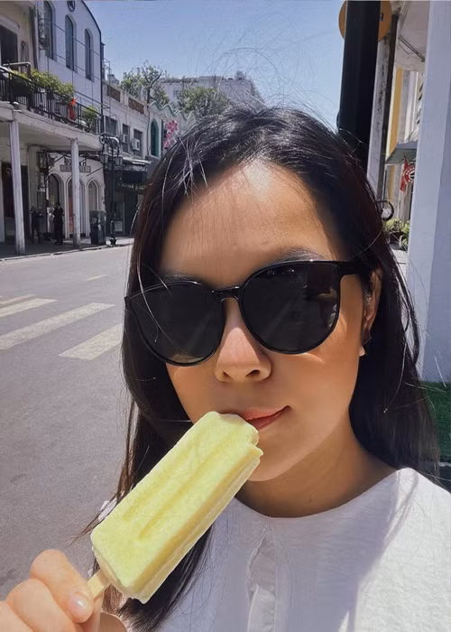 Giữa tin đồn lộ ảnh bên trai bí mật, Phạm Quỳnh Anh có động thái mới. Trên trang cá nhân, nữ ca sĩ khoe ảnh ngắm cảnh, ăn uống tại Hà Nội. Dường như Phạm Quỳnh Anh không mấy bận tâm đến tin đồn. Ảnh: FBNV