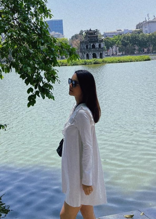 Đăng ảnh mặc váy rộng khi đi ngắm Hồ Gươm, Phạm Quỳnh Anh một lần nữa bị soi vòng 2 lùm lùm. Ảnh: FBNV