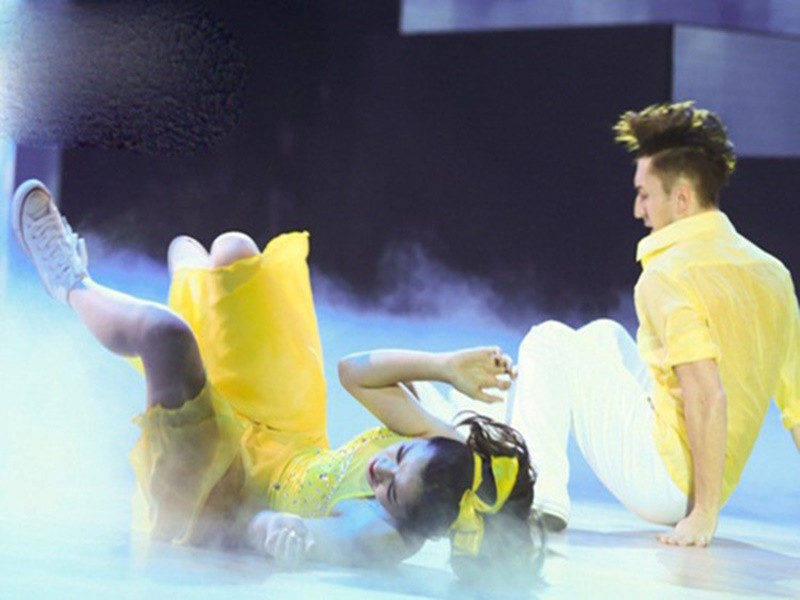 Bị chấn thương ở chân, Chi Pu té ngã trong khi biểu diễn tại liveshow 8 Bước nhảy hoàn vũ. Dù rất đau nhưng cô vẫn cố gắng tiếp tục trình diễn. Ảnh: Vietnamnet