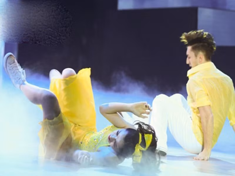 Bị chấn thương ở chân, Chi Pu té ngã trong khi biểu diễn tại liveshow 8 Bước nhảy hoàn vũ. Dù rất đau nhưng cô vẫn cố gắng tiếp tục trình diễn. Ảnh: Vietnamnet