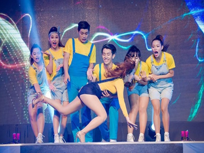 Minh Hằng từng gặp phải sự cố trượt ngã trên sân khấu khi biểu diễn khiến các vũ công và khán giả hốt hoảng. Ảnh: Thể thao văn hóa