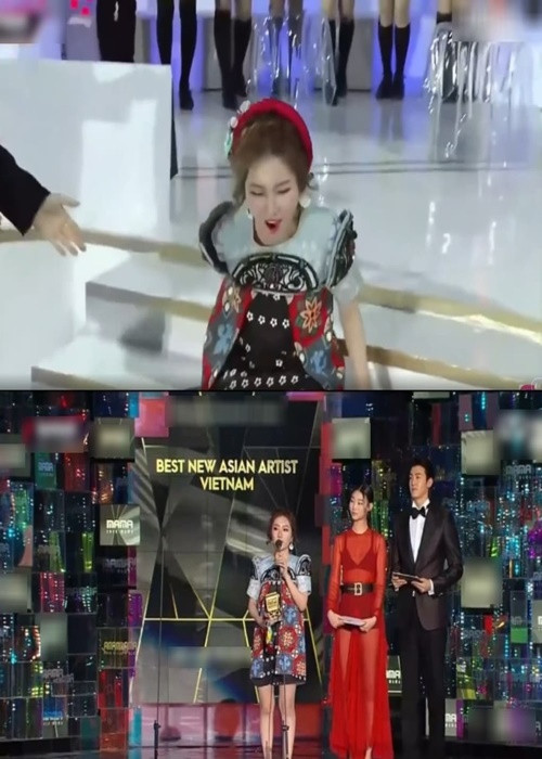 Trong Lễ trao giải MAMA 2018, ca sĩ Orange vinh dự được lên sân khấu lớn nhận giải Best New Asian Artist (Nữ nghệ sĩ mới xuất sắc nhất). Khi bước lên nhận giải, cô bất ngờ bị ngã. Nhanh chóng, nữ ca sĩ đứng dậy và chỉnh lại trang phục. Ảnh: Yan