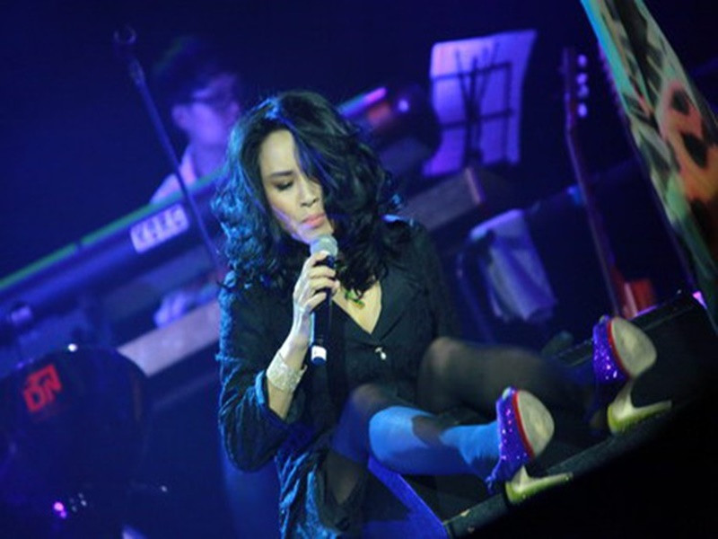 Thanh Lam bị ngã dúi về phía sau trong một đêm nhạc. Cô quá nhập tâm vào cảm xúc của lời bài hát nên không để ý. Ảnh: Đời sống pháp luật