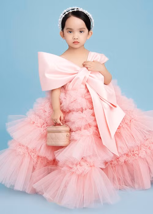 Đỗ Mạnh Cường cưng chiều bé MyMy hết mực. Mới đây, anh bỏ ra 3 tháng thiết kế váy cho con gái.