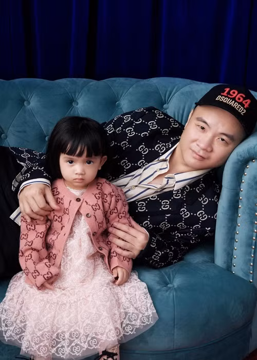 NTK Đỗ Mạnh Cường bên bé MyMy ngày còn rất nhỏ. Ảnh: Infonet