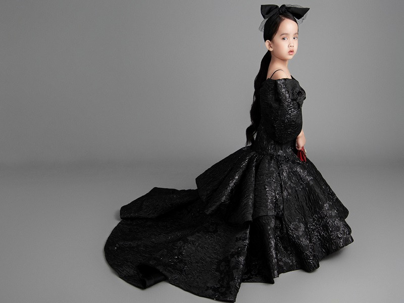 "Bố làm mấy bộ đồ cho con gái để chụp hình thôi cũng không yên. Bao giờ người ta cho con người ta ăn mặc như vậy đi học, đi chơi thì ý kiến chưa muộn. Không phân biệt nổi thế nào là đồ dành cho chụp hình, đồ đi chơi, đi học nữa nhưng lại cứ thích vào dạy người khác phải thế này thế kia. Xong lại thích áp đặt suy nghĩ của mình vào con người khác nữa cơ. Bữa giờ có mấy chị cứ thích vào dạy đời nên nói 1 lần cho bớt cái tính đó lại đi. Cứ lo cho cuộc sống gia đình và cho con mình tốt là được", Đỗ Mạnh Cường phản pháo.