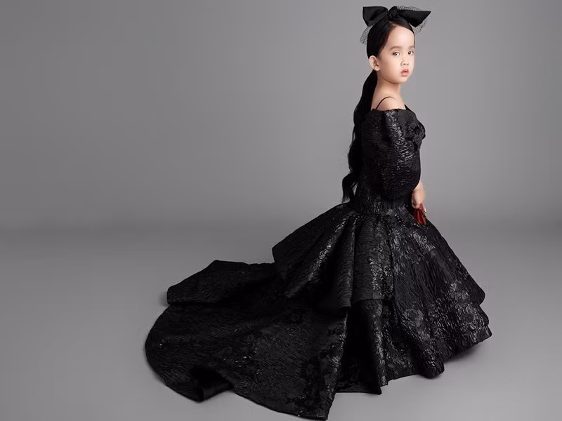 "Bố làm mấy bộ đồ cho con gái để chụp hình thôi cũng không yên. Bao giờ người ta cho con người ta ăn mặc như vậy đi học, đi chơi thì ý kiến chưa muộn. Không phân biệt nổi thế nào là đồ dành cho chụp hình, đồ đi chơi, đi học nữa nhưng lại cứ thích vào dạy người khác phải thế này thế kia. Xong lại thích áp đặt suy nghĩ của mình vào con người khác nữa cơ. Bữa giờ có mấy chị cứ thích vào dạy đời nên nói 1 lần cho bớt cái tính đó lại đi. Cứ lo cho cuộc sống gia đình và cho con mình tốt là được", Đỗ Mạnh Cường phản pháo.