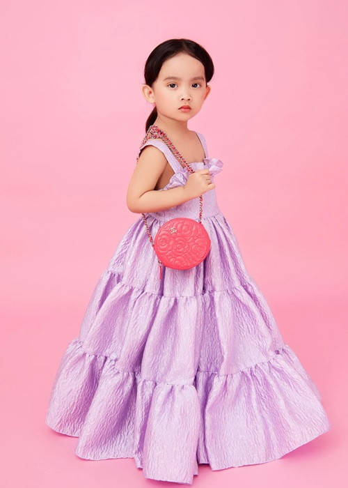 Đỗ Mạnh Cường xây dựng cho bé MyMy phong cách ăn mặc nữ tính, thanh lịch, sang trọng.