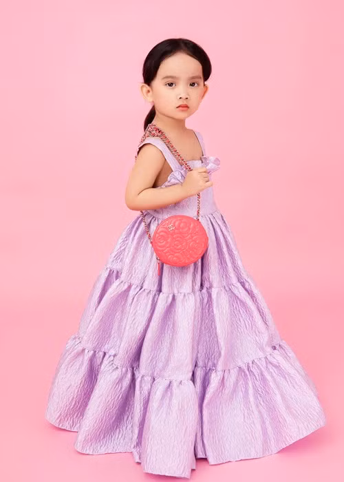 Đỗ Mạnh Cường xây dựng cho bé MyMy phong cách ăn mặc nữ tính, thanh lịch, sang trọng.