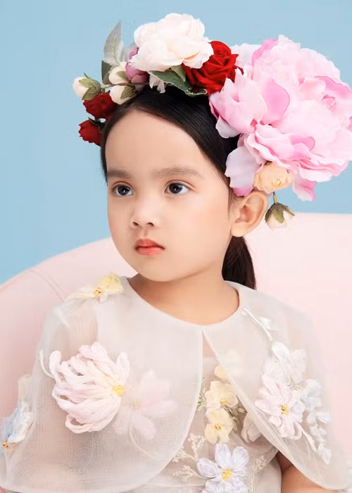 Bé MyMy là một trong số 9 người con nuôi của NTK Đỗ Mạnh Cường.