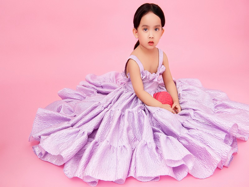 Trong gia đình, MyMy có tính tình dịu dàng nhất trong 4 chị em gái, hay nũng nịu với bố.