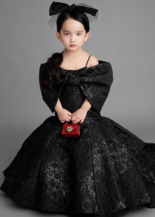 Mới đây, khi bé MyMy bị soi mặc váy áo lộng lẫy, Đỗ Mạnh Cường bức xúc đáp trả những ý kiến trái chiều.