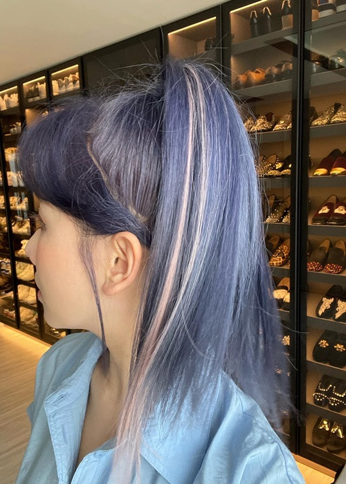 Một thời gian sau, Hari Won nhuộm tóc màu xanh tím, light hồng.