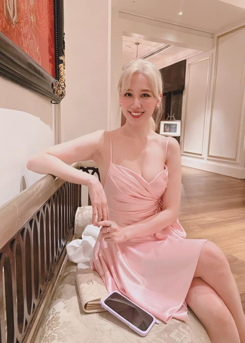 Hari Won nhuộm tóc bạch kim. Đây là lần đầu tiên cô nhuộm tóc màu sáng như vậy.