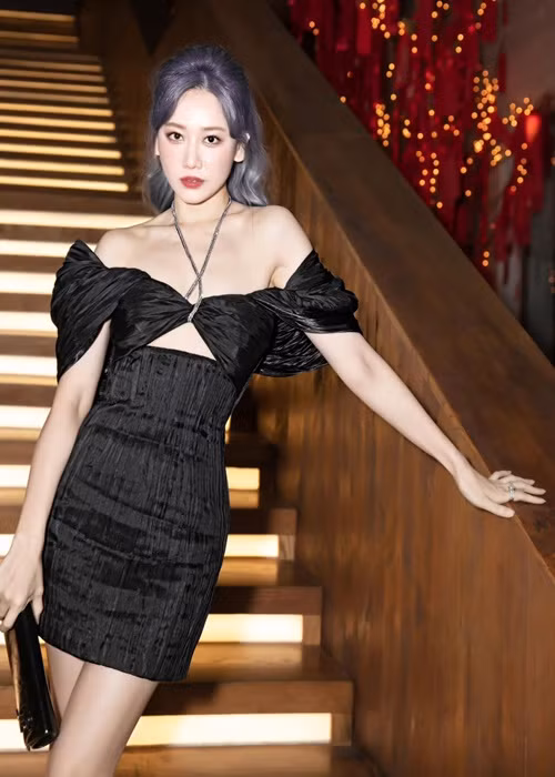 Tóc của Hari Won chuyển từ xanh tím sang màu khói.