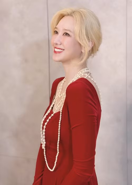 Sau một thời gian ngắn, mái tóc màu bạch kim của Hari Won bắt đầu phai thành màu vàng hoe.