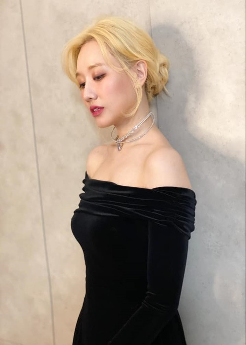 Tông vàng của màu tóc không làm nổi bật làn da vốn trắng của nữ ca sĩ.