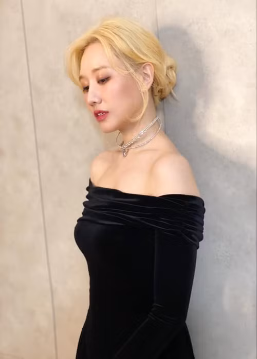 Tông vàng của màu tóc không làm nổi bật làn da vốn trắng của nữ ca sĩ.