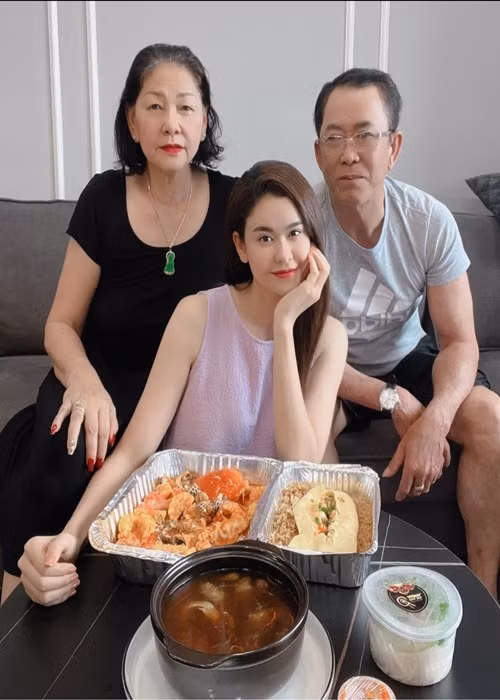 Bố mẹ của Trương Quỳnh Anh sống ở Mỹ trong những năm qua. Ảnh: FBNV