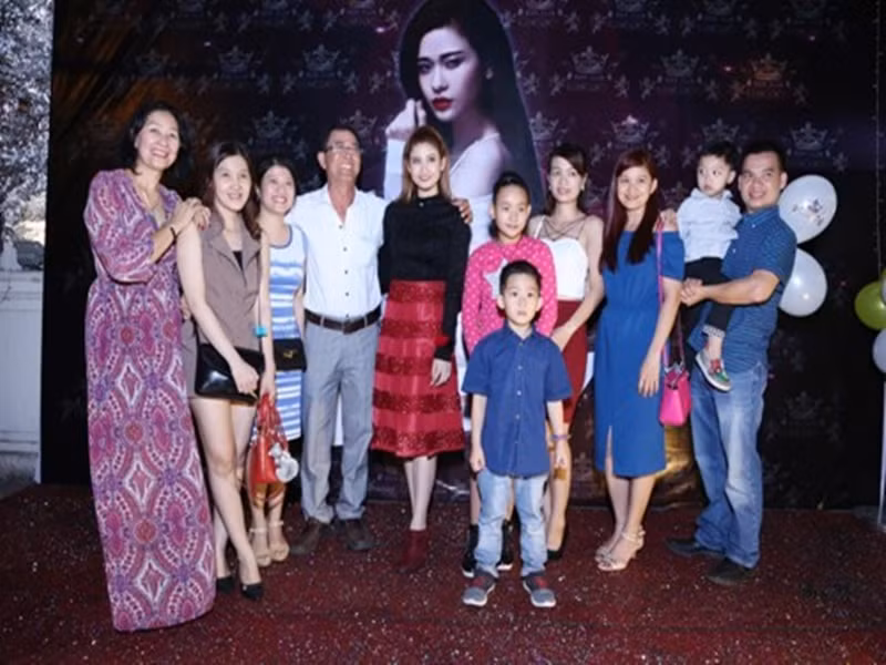 Sau khi ly hôn Tim, năm 2019, Trương Quỳnh Anh chia sẻ rằng bố mẹ vẫn rất buồn về cô. "Cứ mỗi tuần, hai tuần, ba mẹ tôi lại gọi điện về hỏi tôi đang làm gì. Ba mẹ tôi thương lắm nhưng không làm được gì", nữ ca sĩ kể. Ảnh: Dân Việt