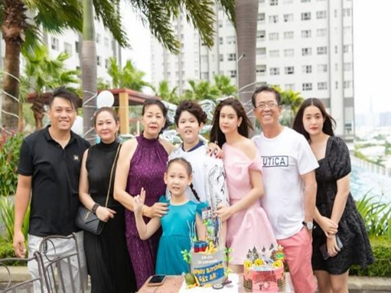 Mới đây, Trương Quỳnh Anh cùng bố mẹ tổ chức sinh nhật cho bé Sushi. Ảnh: Công lý và xã hội