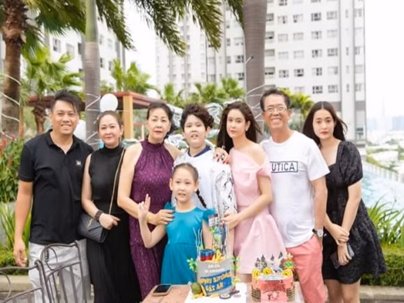 Mới đây, Trương Quỳnh Anh cùng bố mẹ tổ chức sinh nhật cho bé Sushi. Ảnh: Công lý và xã hội