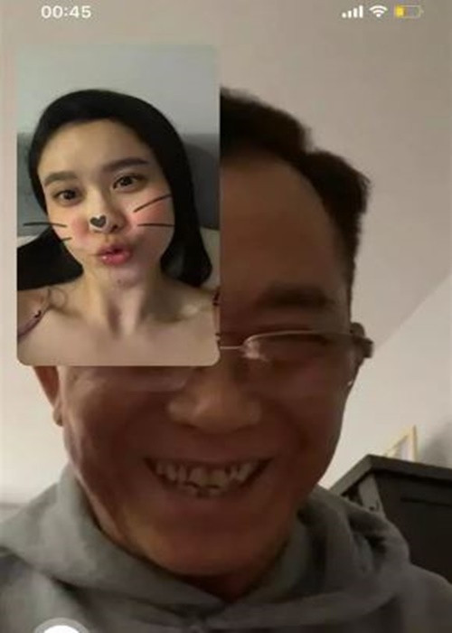 Trương Quỳnh Anh từng chia sẻ hình ảnh facetime cùng bố. Cô nhắn nhủ đấng sinh thành: “Bao lâu rồi không được tổ chức sinh nhật cho ba. Giờ con lớn rồi, nhiệm vụ quan trọng của con là chọc cho ba mẹ cười như vậy đó. Mà con có lớn cỡ nào thì cũng là Quỳnh Anh bé bỏng của ba mẹ”. Ảnh: Vietnamnet