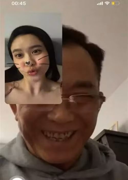 Trương Quỳnh Anh từng chia sẻ hình ảnh facetime cùng bố. Cô nhắn nhủ đấng sinh thành: “Bao lâu rồi không được tổ chức sinh nhật cho ba. Giờ con lớn rồi, nhiệm vụ quan trọng của con là chọc cho ba mẹ cười như vậy đó. Mà con có lớn cỡ nào thì cũng là Quỳnh Anh bé bỏng của ba mẹ”. Ảnh: Vietnamnet
