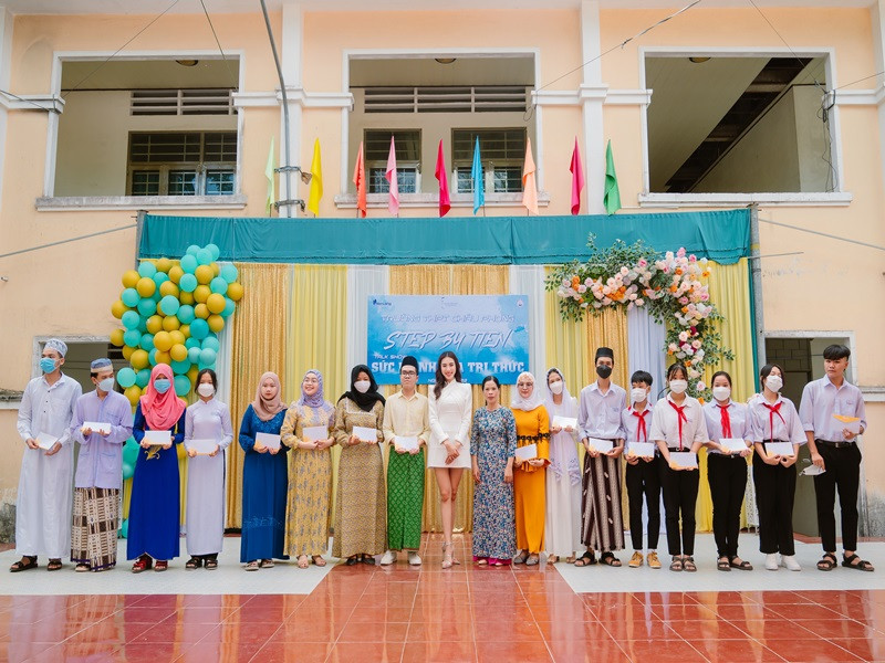 Mỗi suất trị giá 1 triệu đồng dành tặng cho các em học sinh có hoàn cảnh khó khăn của trường và học sinh dân tộc Chăm tại THPT Châu Phong.