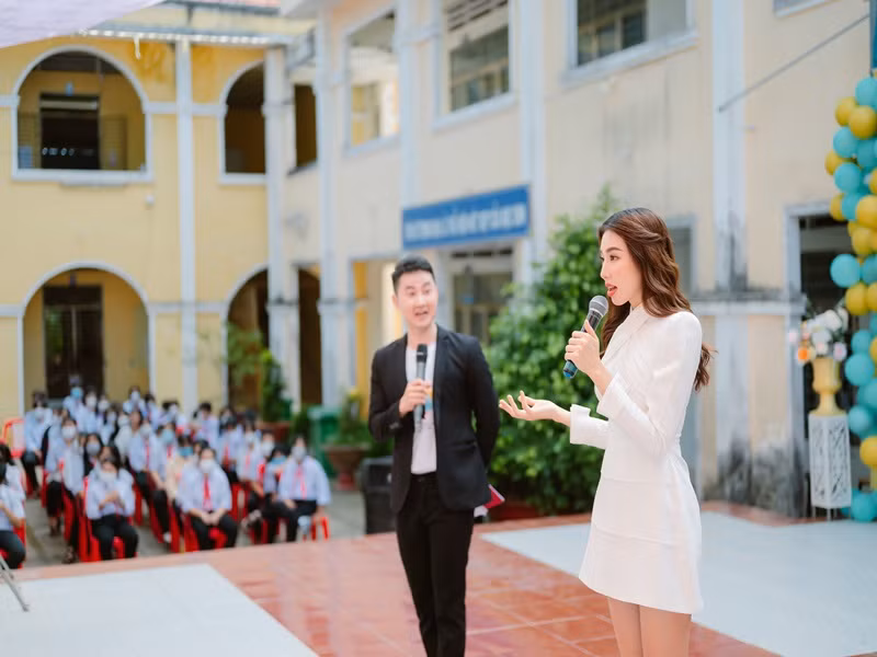 Thùy Tiên nhanh chóng khởi đầu cho cuộc hành trình tại trường THPT Châu Phong (An Giang) qua buổi talkshow mang tên “Sức mạnh tri thức”.