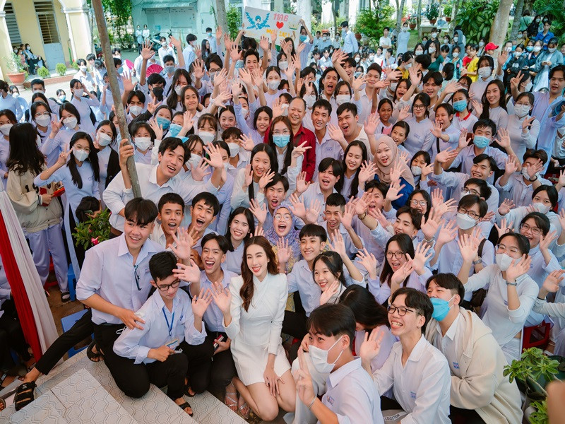 Chân dài sinh năm 1998 hiện là một trong những nàng hậu hoạt động năng suất nhất trong suốt thời gian đương nhiệm.