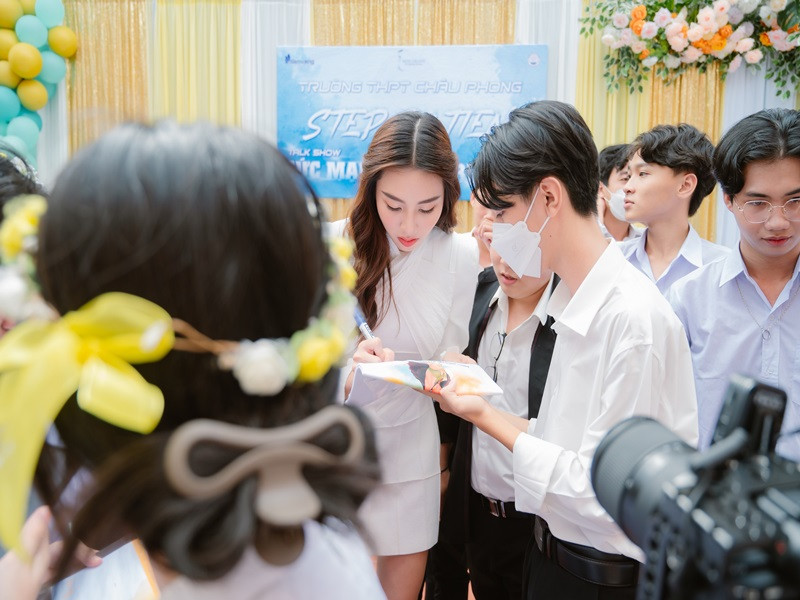 Sự thân thiện giúp nàng hoa hậu ghi điểm trong mắt khán giả.