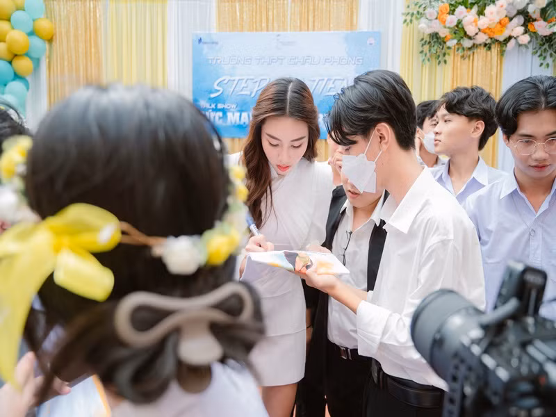 Sự thân thiện giúp nàng hoa hậu ghi điểm trong mắt khán giả.