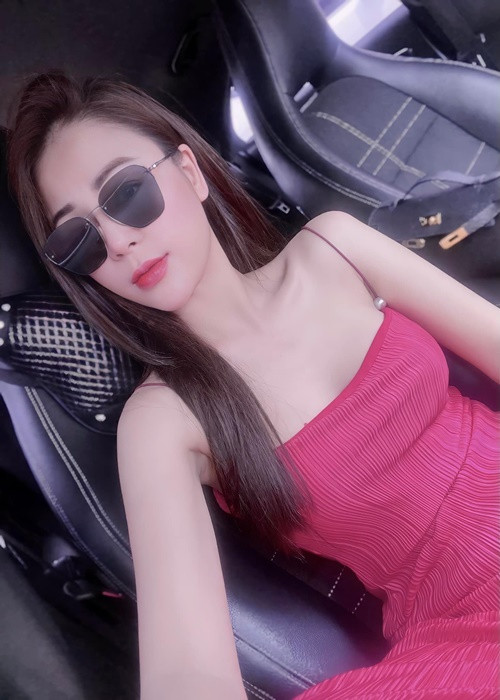 Lương Thu Trang khéo diện trang phục tôn đường cong lẫn làn da trắng nõn nà.