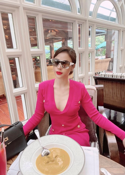 Khi con trai mới được 5 tháng tuổi, Lương Thu Trang rời khỏi nhà với hai bàn tay trắng. Người đẹp thừa nhận việc hôn nhân không “thuận buồm xuôi gió" một phần xuất phát từ chính bản thân cô.