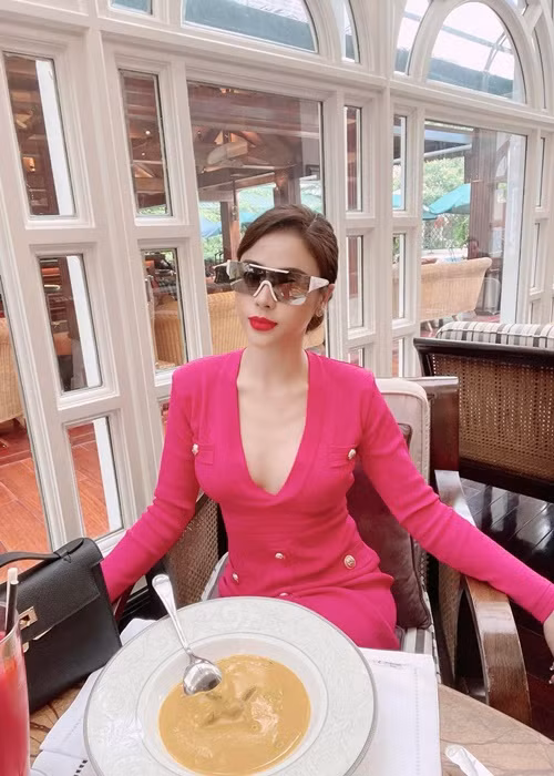 Khi con trai mới được 5 tháng tuổi, Lương Thu Trang rời khỏi nhà với hai bàn tay trắng. Người đẹp thừa nhận việc hôn nhân không “thuận buồm xuôi gió" một phần xuất phát từ chính bản thân cô.