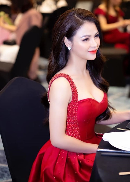 Nếu như trên màn ảnh, Lương Thu Trang thường xuất hiện với phong cách giản dị thì ngoài đời, cô lại lựa chọn style trái ngược.