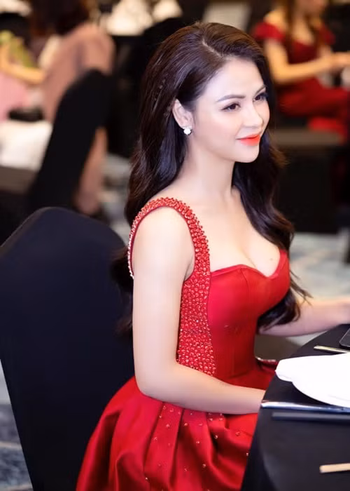 Nếu như trên màn ảnh, Lương Thu Trang thường xuất hiện với phong cách giản dị thì ngoài đời, cô lại lựa chọn style trái ngược.