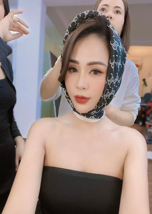 Bà mẹ một con chuộng các mẫu trang phục cúp ngực tôn vai trần quyến rũ.