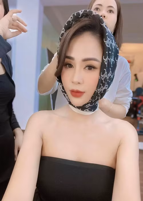 Bà mẹ một con chuộng các mẫu trang phục cúp ngực tôn vai trần quyến rũ.