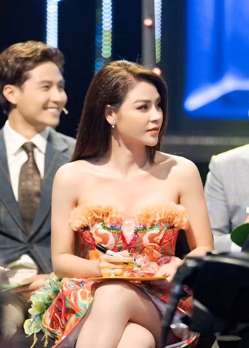 Lương Thu Trang ăn mặc gợi cảm khi tham gia các sự kiện.