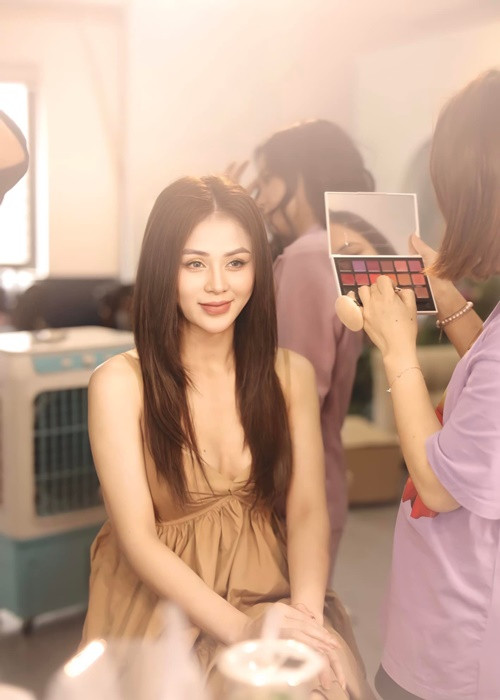 “Gai mot con” Luong Thu Trang ngay cang mon con mat