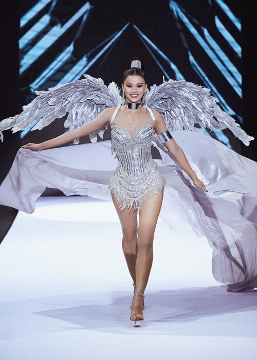 Hương Ly ngày càng trẻ trung, gợi cảm.