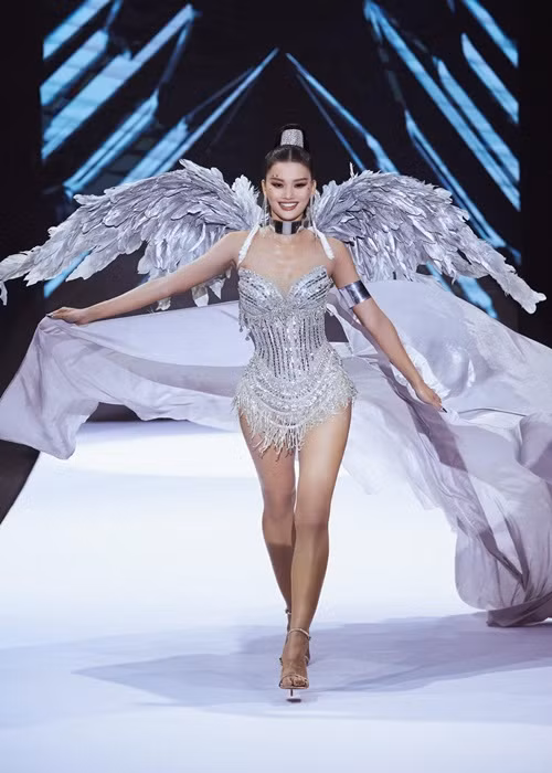 Hương Ly ngày càng trẻ trung, gợi cảm.