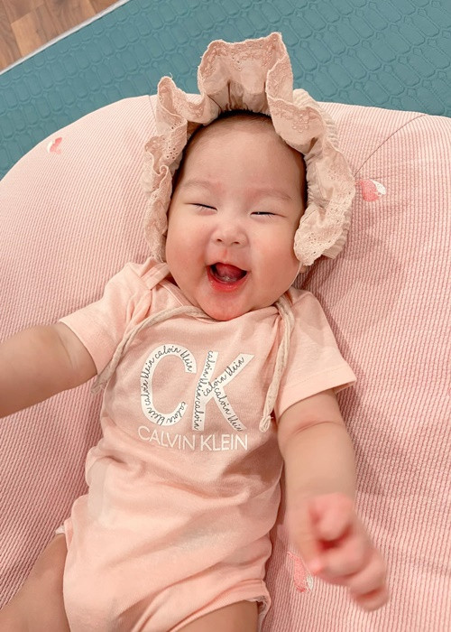 Cô công chúa nhà nữ diễn viên phim "Về nhà đi con" sở hữu gương mặt bầu bĩnh, chân tay tròn lẳn.