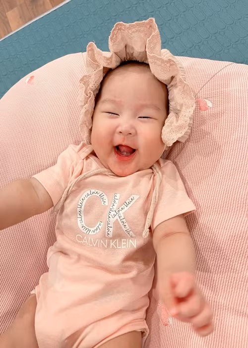 Cô công chúa nhà nữ diễn viên phim "Về nhà đi con" sở hữu gương mặt bầu bĩnh, chân tay tròn lẳn.